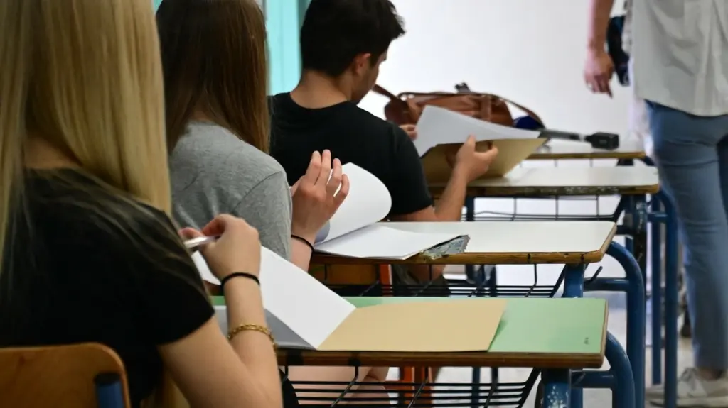 «Μέγιστη απόσταση» προφορικών – γραπτών εξετάσεων για το Εθνικό Απολυτήριο – Οι διευκρινίσεις της Ζαχαράκη