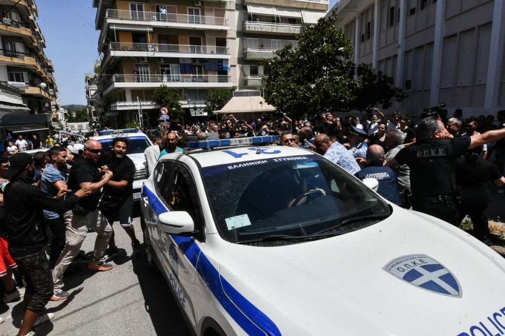 Ηλεία: Στο Τμήμα ο εισαγγελέας για την άσκηση ποινικής δίωξης στον 37χρονο -Επεισόδια στα δικαστήρια