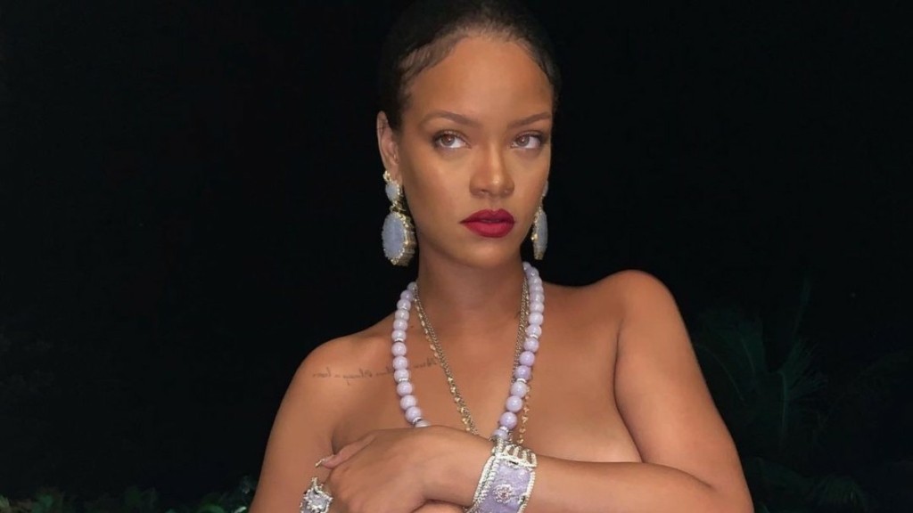 Rihanna – Εξέπληξε σε εμφάνιση με τα φυσικά της μαλλιά – Δείτε φωτογραφίες