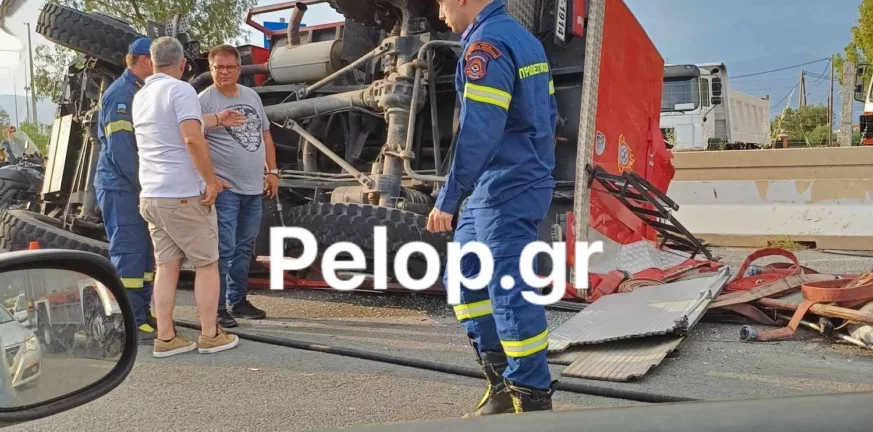 Πάτρα: Ανετράπη πυροσβεστικό όχημα – Μεταφέρθηκαν στο νοσοκομείο τα μέλη του πληρώματος