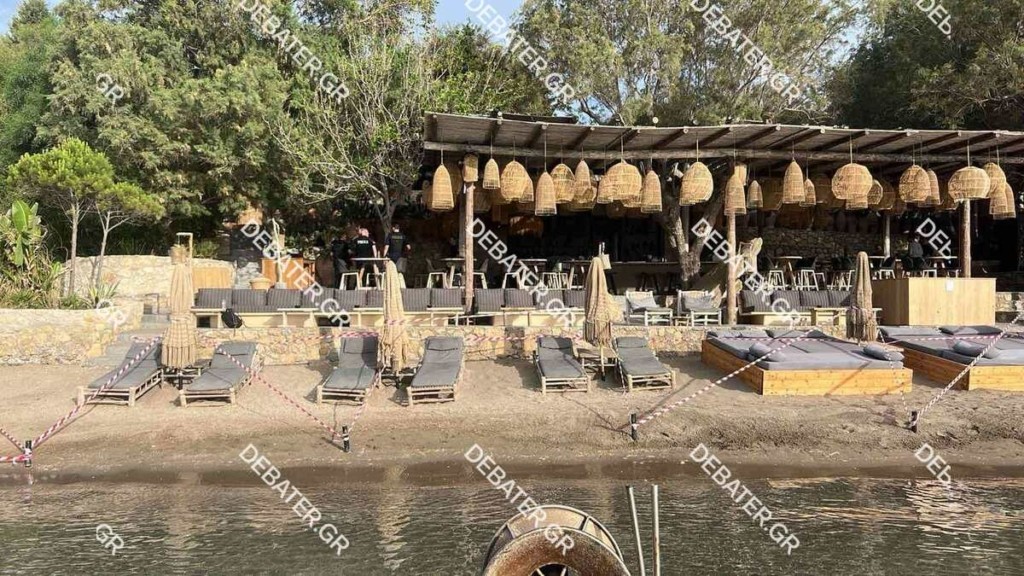 Ρόδος: Ξηλώθηκαν οι ξαπλώστρες του beach bar από τη θάλασσα (pics)