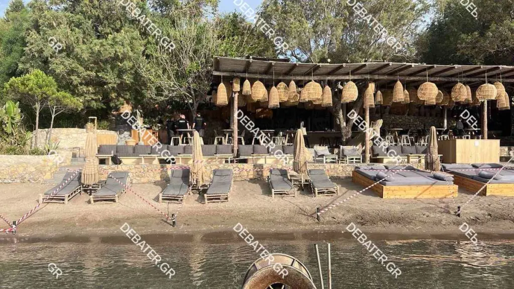 Ρόδος: Ξηλώθηκαν οι ξαπλώστρες του beach bar από τη θάλασσα (pics)