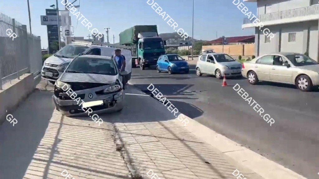 Καραμπόλα στη Λεωφόρο Σπατών -Ένα άτομο μεταφέρθηκε στο νοσοκομείο (pics)