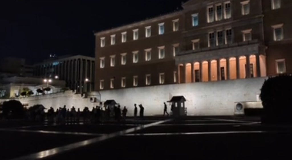 Στο «σκοτάδι» το Σύνταγμα το βράδυ της Τρίτης (vid)
