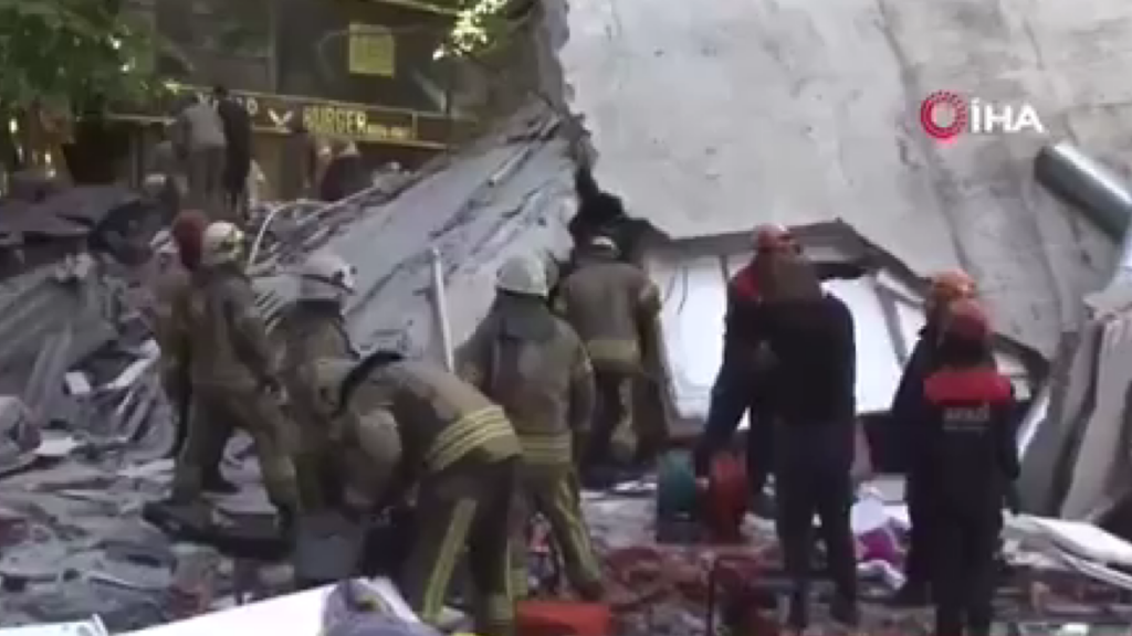 Κατέρρευσε κτίριο στην Κωνσταντινούπολη -Αναφορές για εγκλωβισμένους (vids)