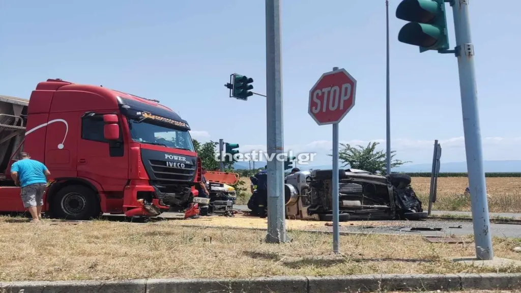 Δράμα: Σύγκρουση νταλίκας με Ι.Χ. – Ένας τραυματίας στο νοσοκομείο (pics)