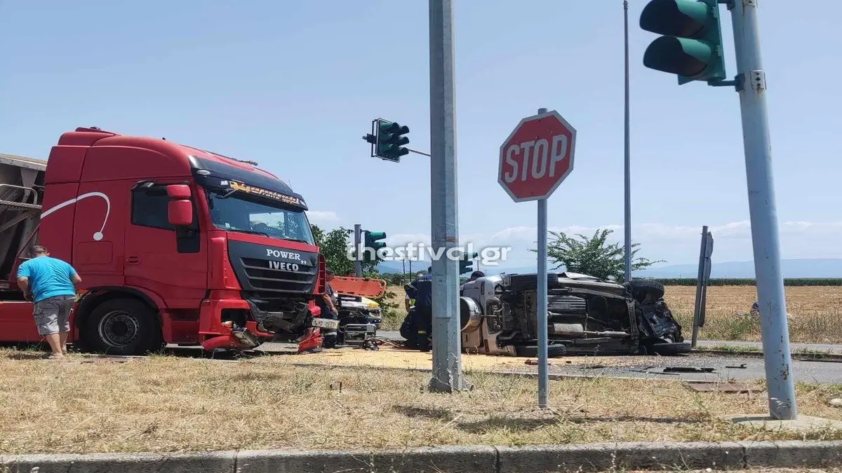 Δράμα: Σύγκρουση νταλίκας με Ι.Χ. – Ένας τραυματίας στο νοσοκομείο (pics)