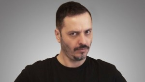 Αλέξανδρος Τσουβέλας: Μήνυση ιερέων στον γνωστό κωμικό – Καταγγέλλουν χειρονομίες και ύβρεις