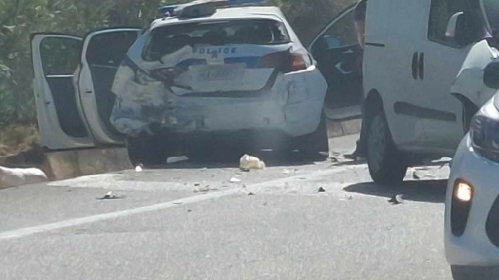 Τροχαίο στον ΒΟΑΚ – Περιπολικό συγκρούστηκε με βανάκι (pics)
