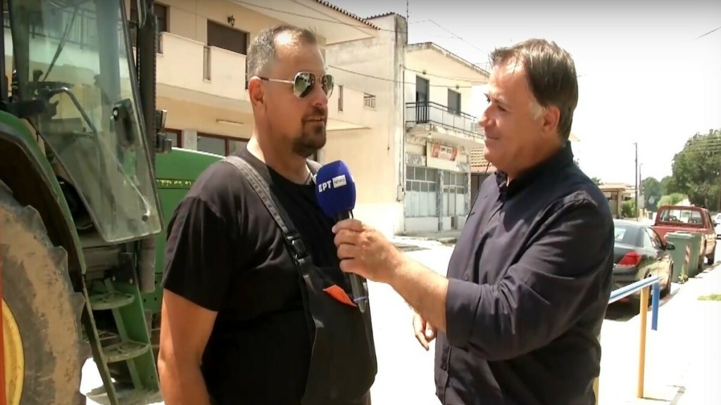 Σέρρες: Αγρότης πήγε στην κάλπη με το τρακτέρ του (vid)