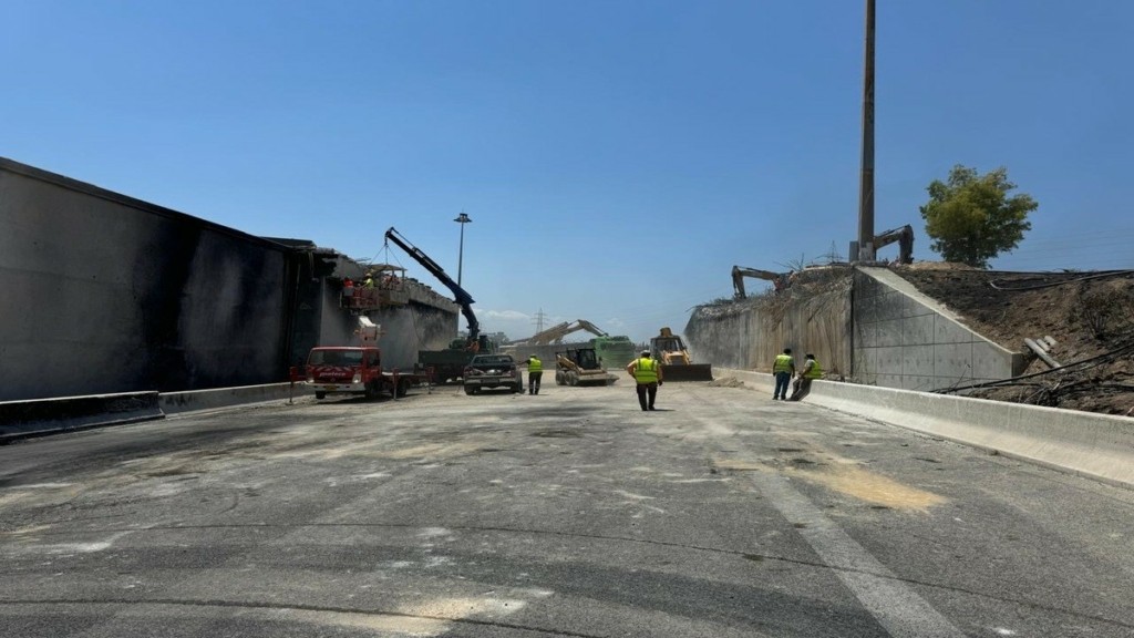 Έκρηξη Ισθμός: Ολοκληρώθηκε η κατεδάφιση της γέφυρας στην Παλαιά Εθνική Οδό Αθηνών-Κορίνθου (pic)