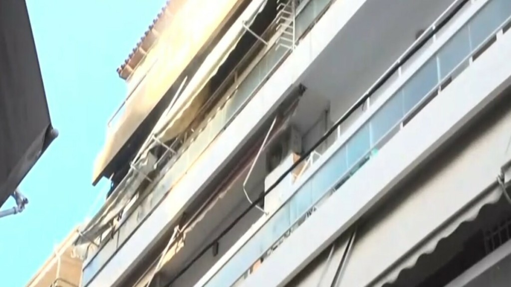 Φωτιά σε διαμέρισμα στη Φρεαττύδα: Απεγκλωβίστηκαν τελευταία στιγμή μητέρα και γιός (vid)