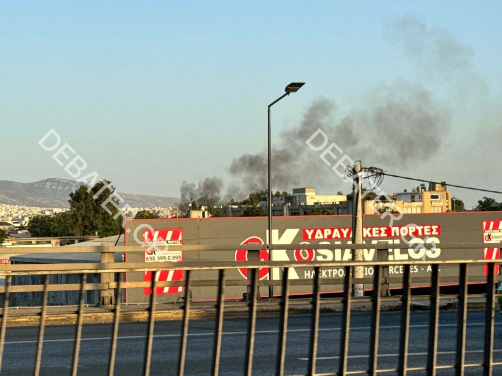 Υπό μερικό έλεγχο τέθηκε η φωτιά σε αποθήκη στο κέντρο της Αθήνας