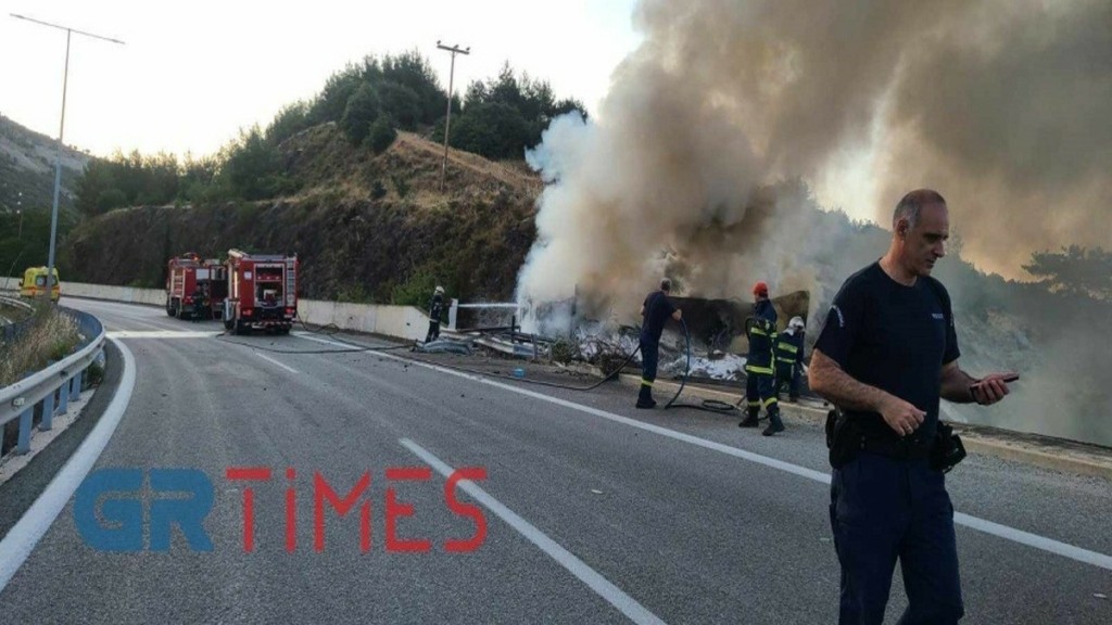 Εγνατία Οδός: Φωτιά σε φορτηγό  έξω από την Καβάλα (pics & vid)