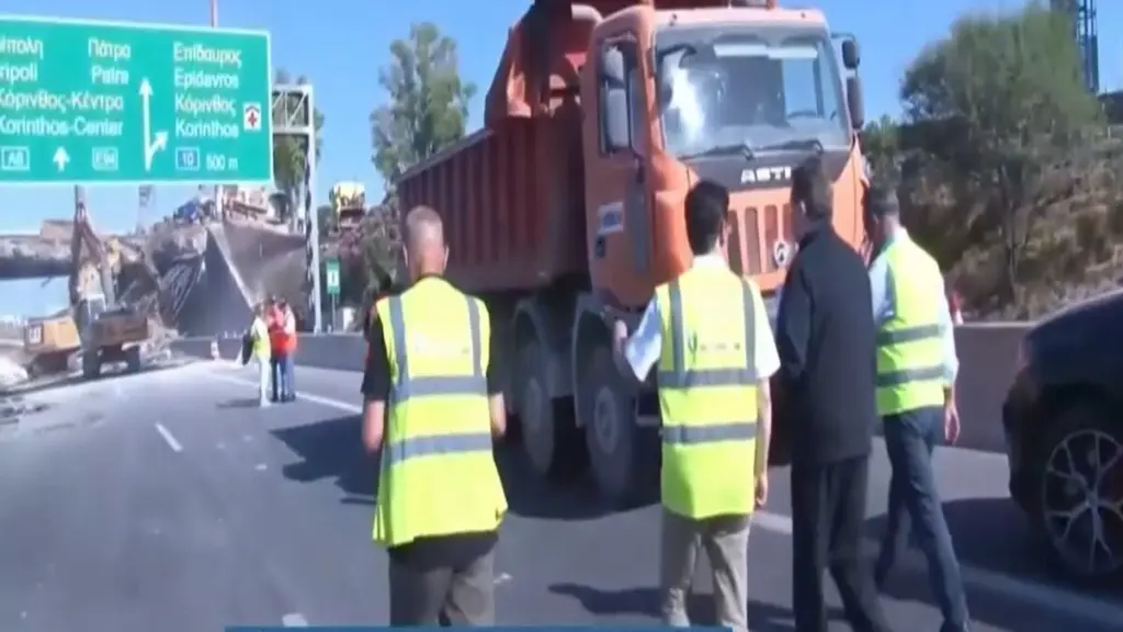 Ισθμός: Από ένα ρεύμα η κυκλοφορία στην Αθηνών – Κορίνθου μετά την έκρηξη του βυτιοφόρου – Απαγόρευση και στα φορτηγά