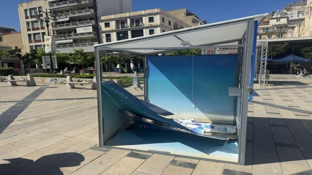 Πάτρα: Διέλυσαν το προεκλογικό περίπτερο της ΝΔ (pics)