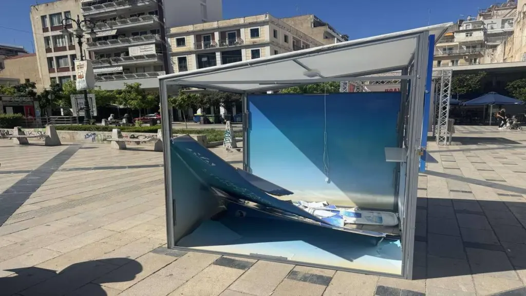 Πάτρα: Διέλυσαν το προεκλογικό περίπτερο της ΝΔ (pics)