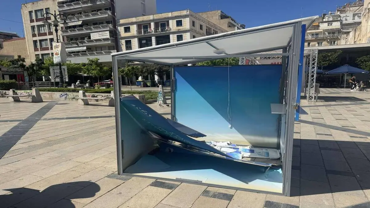 Πάτρα: Διέλυσαν το προεκλογικό περίπτερο της ΝΔ (pics)