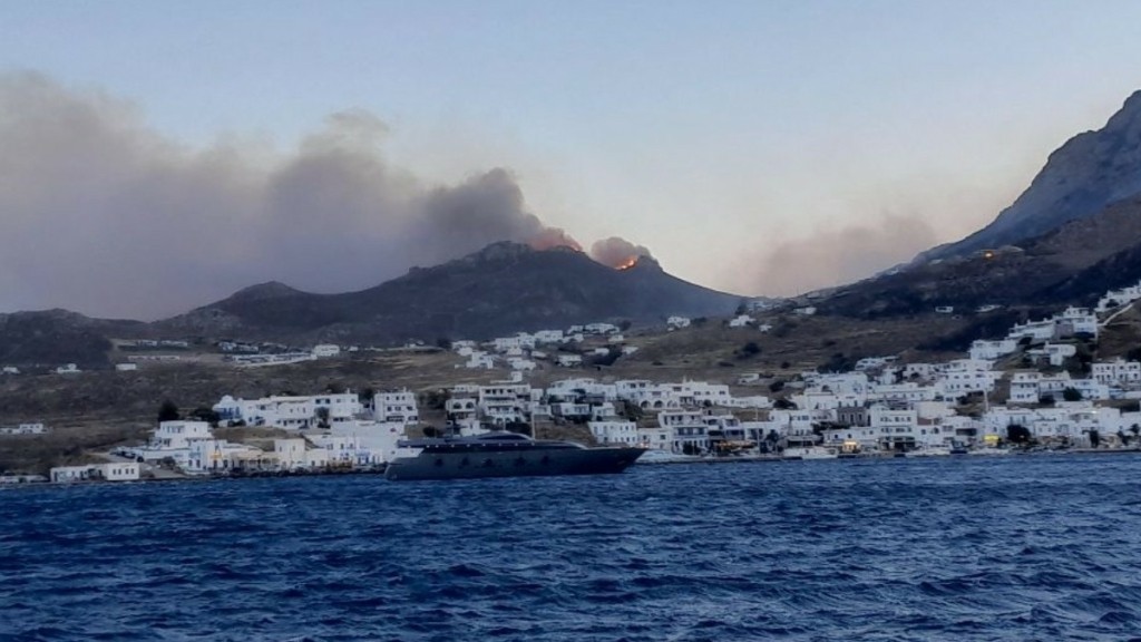 Ολονύχτια μάχη με τις φλόγες στη Σέριφο -Υπό έλεγχο η φωτιά, ζημιές σε σπίτια και αποθήκες