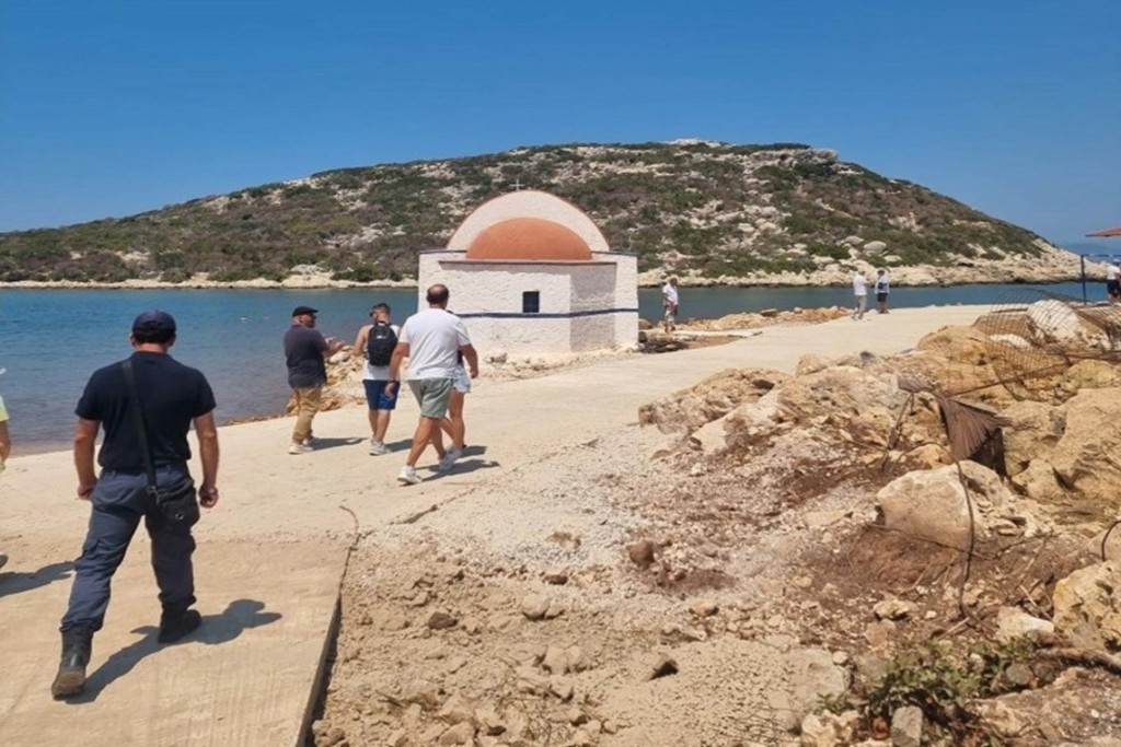 Ιστορική στιγμή για τη νησίδα της Ρω – Έδεσε για πρώτη φορά πλοίο