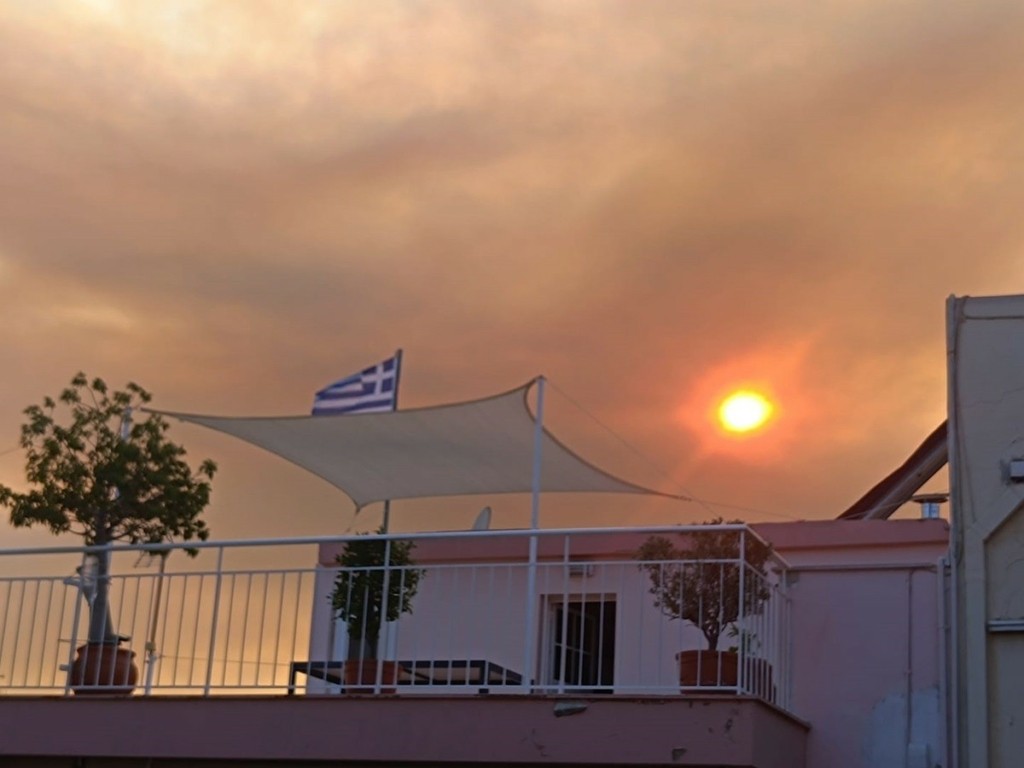 Εύβοια: Έφτασε ως την Αττική ο καπνός από τη μεγάλη φωτιά (pics)