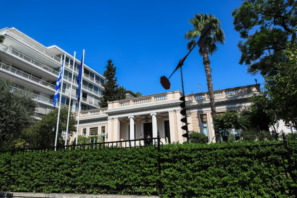 Κυβερνητικές πηγές για δασμούς Tραμπ: Προφανώς δεν είναι καλά νέα, αν και αναμενόμενα