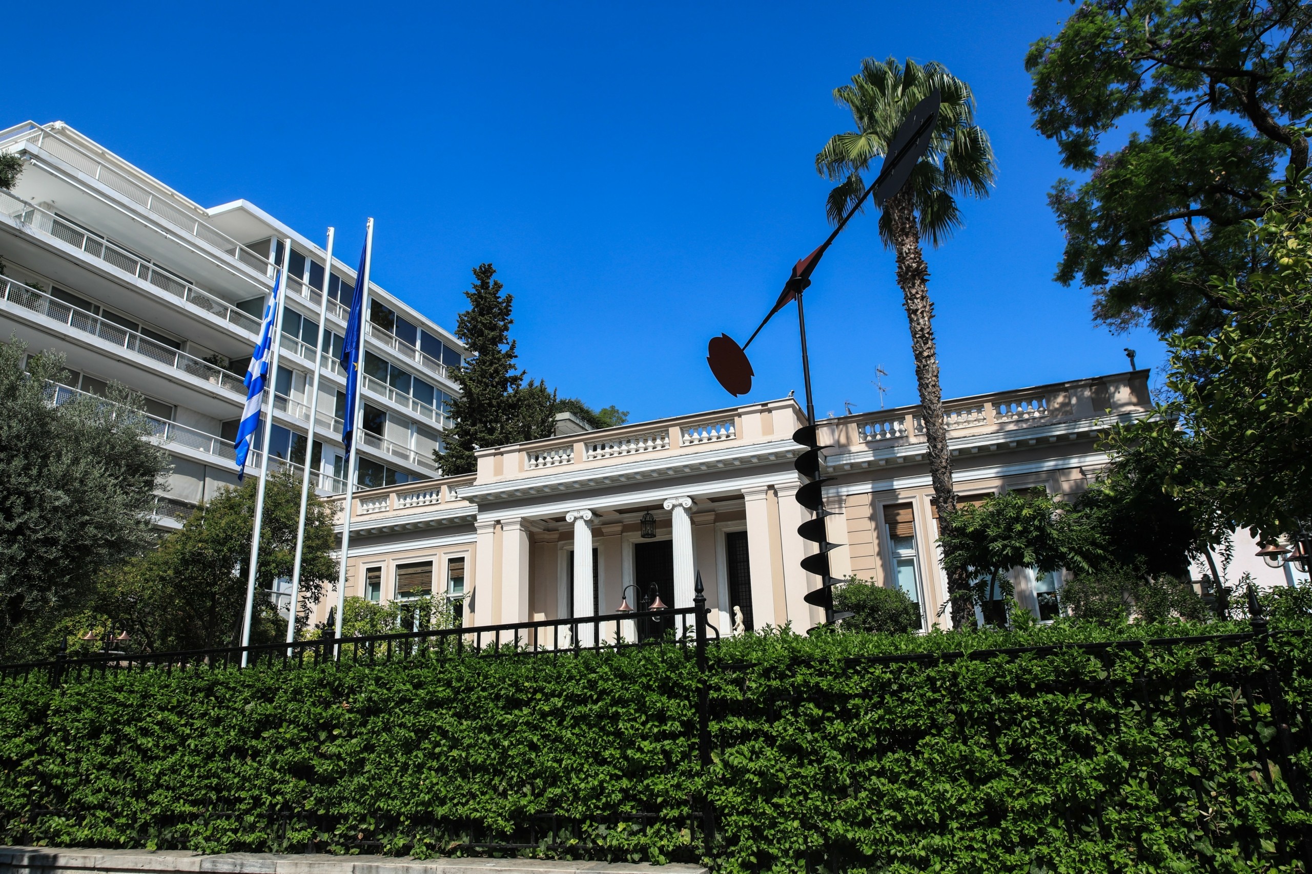 Κυβερνητικές πηγές για δασμούς Tραμπ: Προφανώς δεν είναι καλά νέα, αν και αναμενόμενα