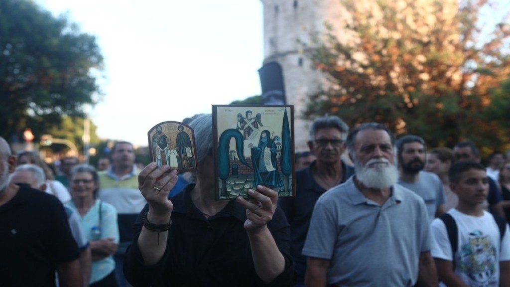 Θεσσαλονίκη: Με εικόνες Αγίων και ελληνικές σημαίες η πορεία για το Family Pride (pics & vid)