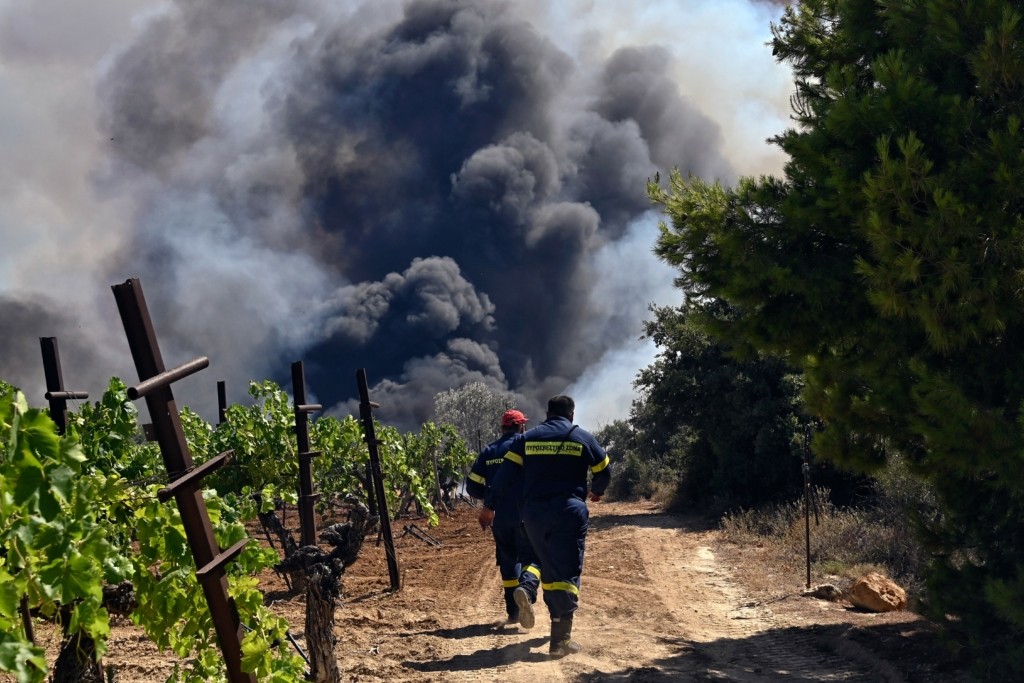 Φωτιά στην Κορινθία: Ανεξέλεγκτο το πύρινο μέτωπο – Ήχησε το 112