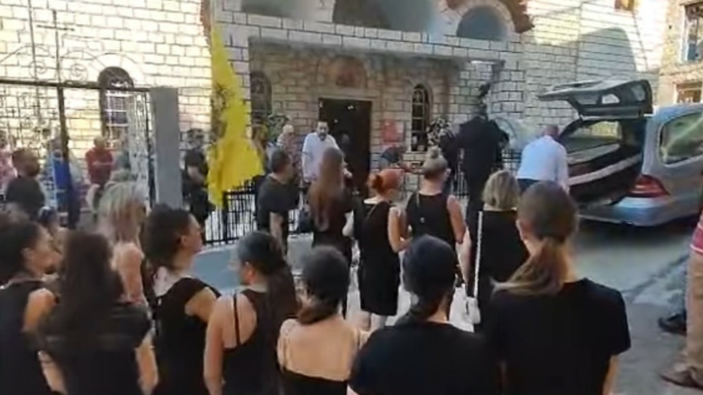 Αμφιλοχία: Ανείπωτη θλίψη στην κηδεία της 36χρονης Αρετής που δολοφονήθηκε από τον εν διαστάσει σύζυγό της