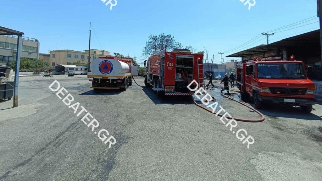 Φωτιά σε αποθήκη στο Αιγάλεω – Έχει τεθεί υπό έλεγχο