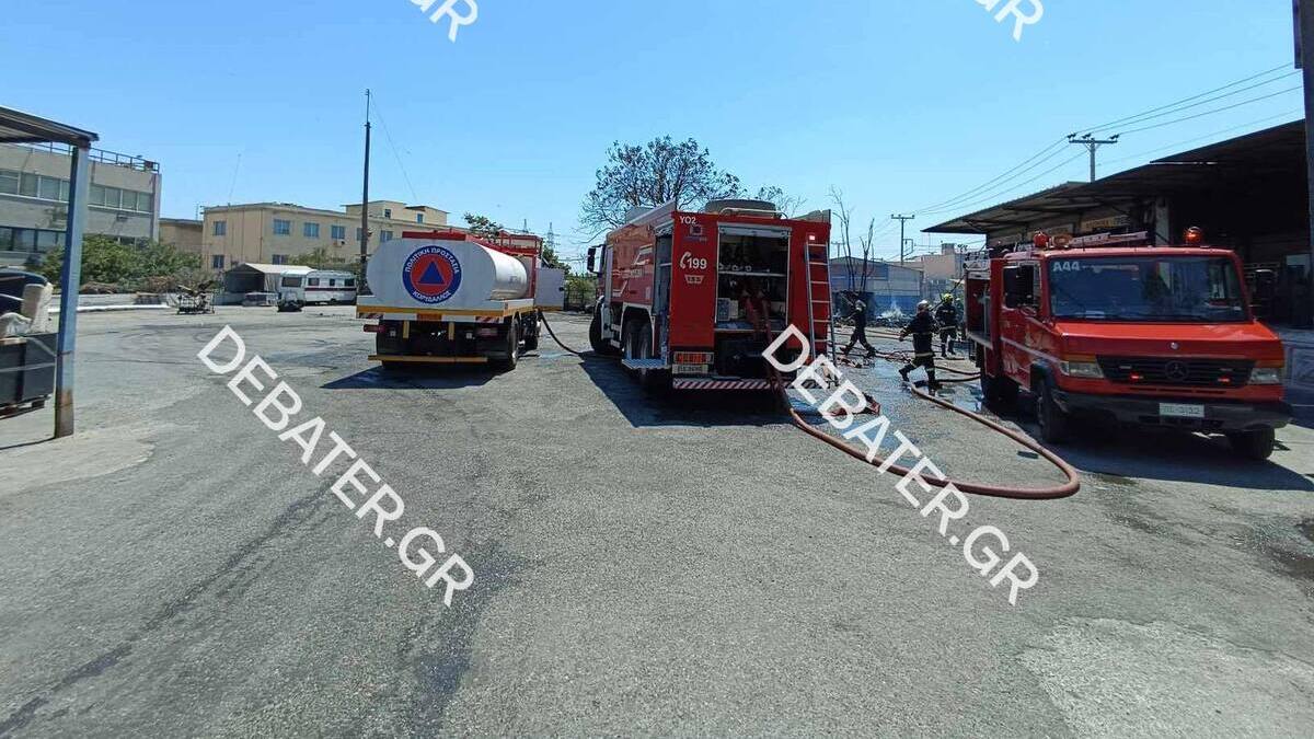 Φωτιά σε αποθήκη στο Αιγάλεω – Έχει τεθεί υπό έλεγχο