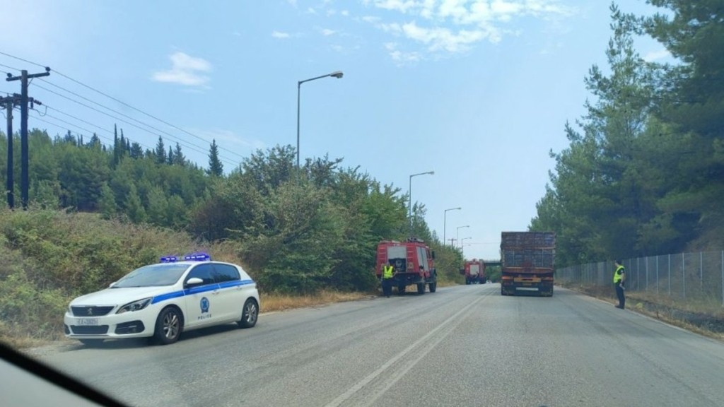 Τριπλός συναγερμός για αστικές πυρκαγιές στα Τρίκαλα