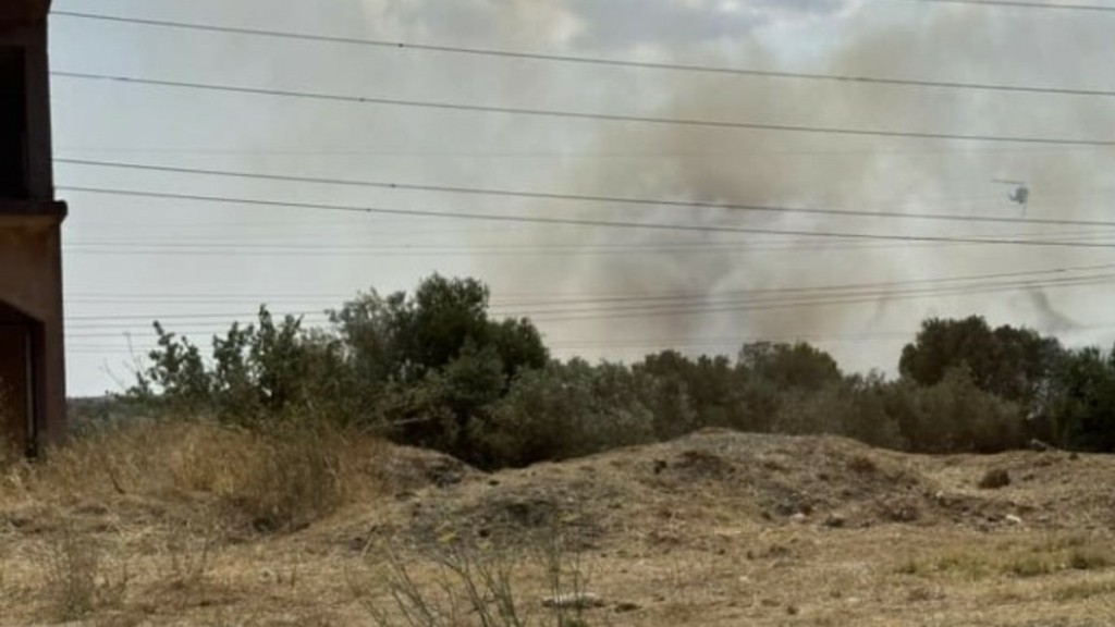 Οριοθετήθηκε η φωτιά σε χαμηλή βλάστηση στα Καλύβια Θορικού Αττικής – Ήχησε το 112
