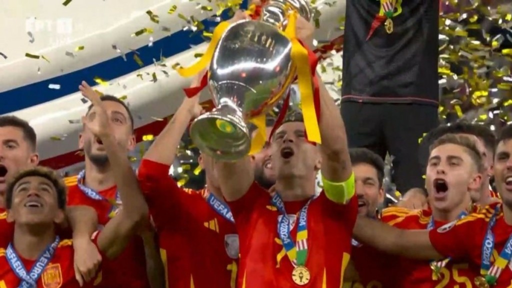 Euro 2024: Στον ουρανό του Βερολίνου το τρόπαιο – Η στιγμή της απονομής στην Ισπανία
