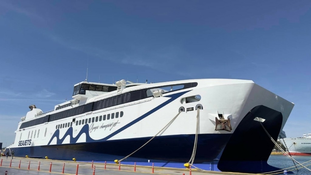 Μηχανική βλάβη σε πλοίο από την Σύρο προς τον Πειραιά με 181 επιβάτες και 35 άτομα πλήρωμα