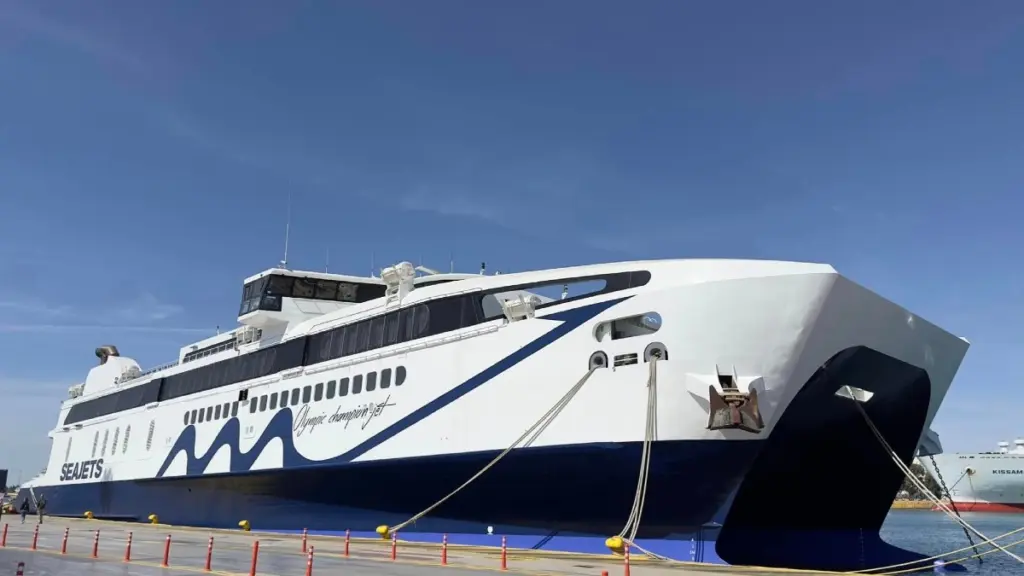 Μηχανική βλάβη σε πλοίο από την Σύρο προς τον Πειραιά με 181 επιβάτες και 35 άτομα πλήρωμα