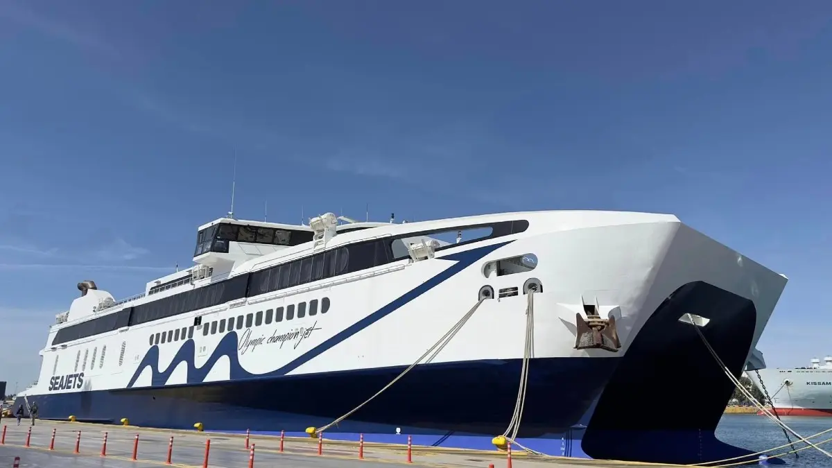 Μηχανική βλάβη σε πλοίο από την Σύρο προς τον Πειραιά με 181 επιβάτες και 35 άτομα πλήρωμα