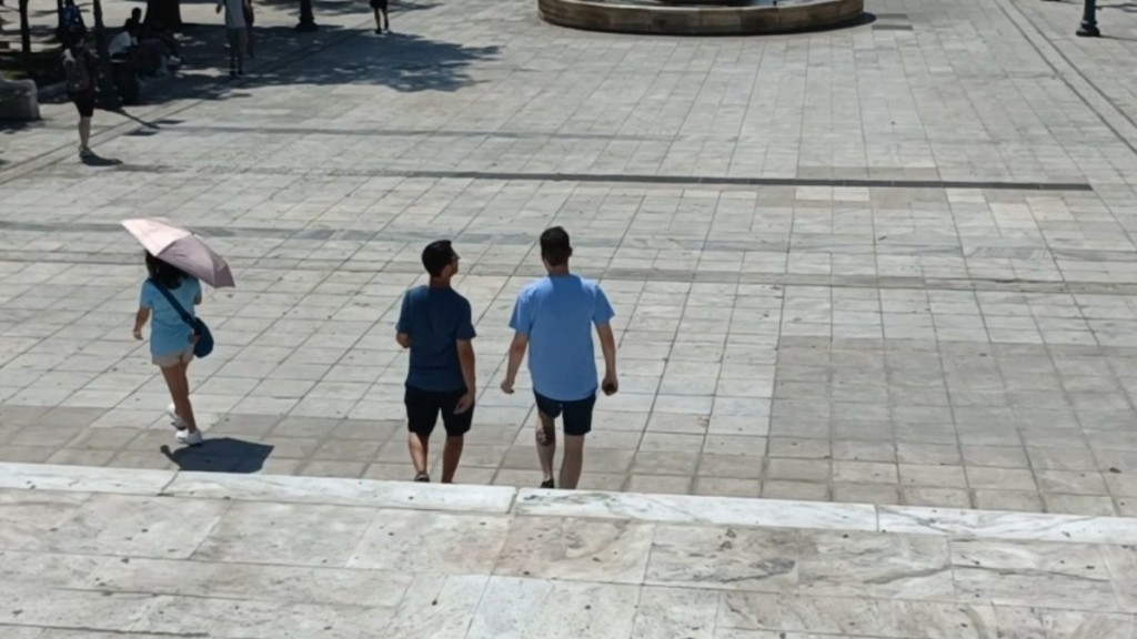 Ο καύσωνας έκανε «έρημη πόλη» την Αθήνα – Στράφηκαν προς τις παραλίες (vid)
