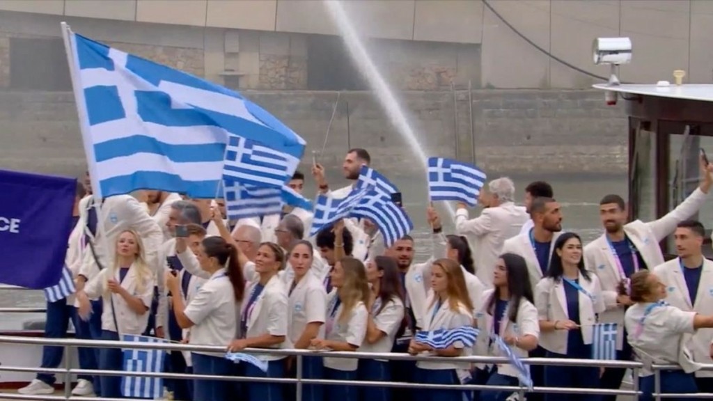Ολυμπιακοί Αγώνες 2024: Η πλωτή παρέλαση της ελληνικής αποστολής με σημαιοφόρους τους Γιάννη Αντετοκούνμπο και Ντρισμπιώτη