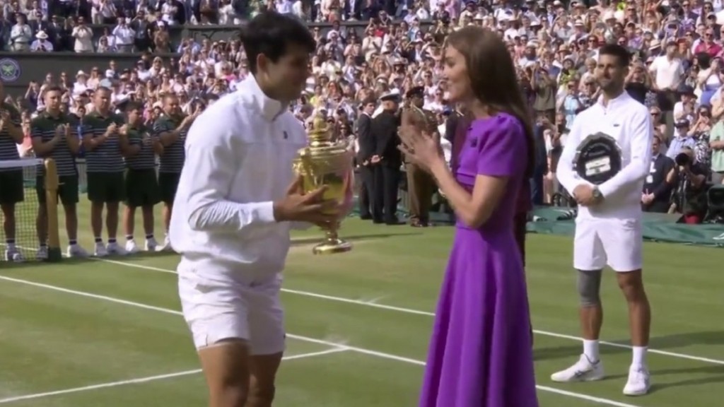 Κέιτ Μίντλετον: Παρέδωσε το τρόπαιο του Wimbledon στον Κάρλος Αλκαράθ