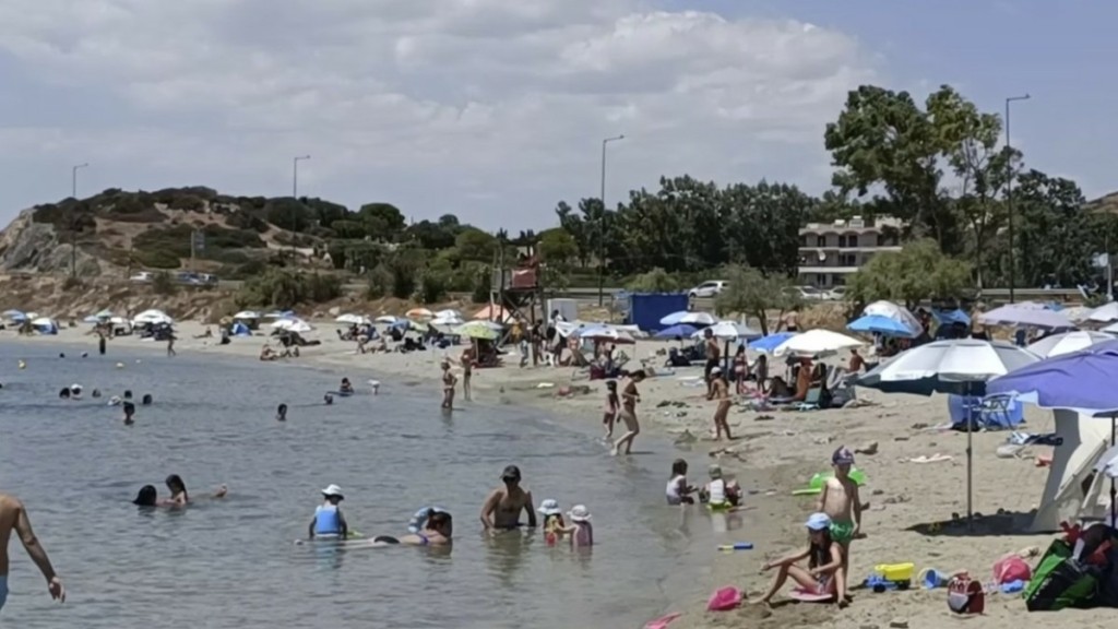 Οι αυξημένες θερμοκρασίες έστειλαν τους Αθηναίους στις παραλίες