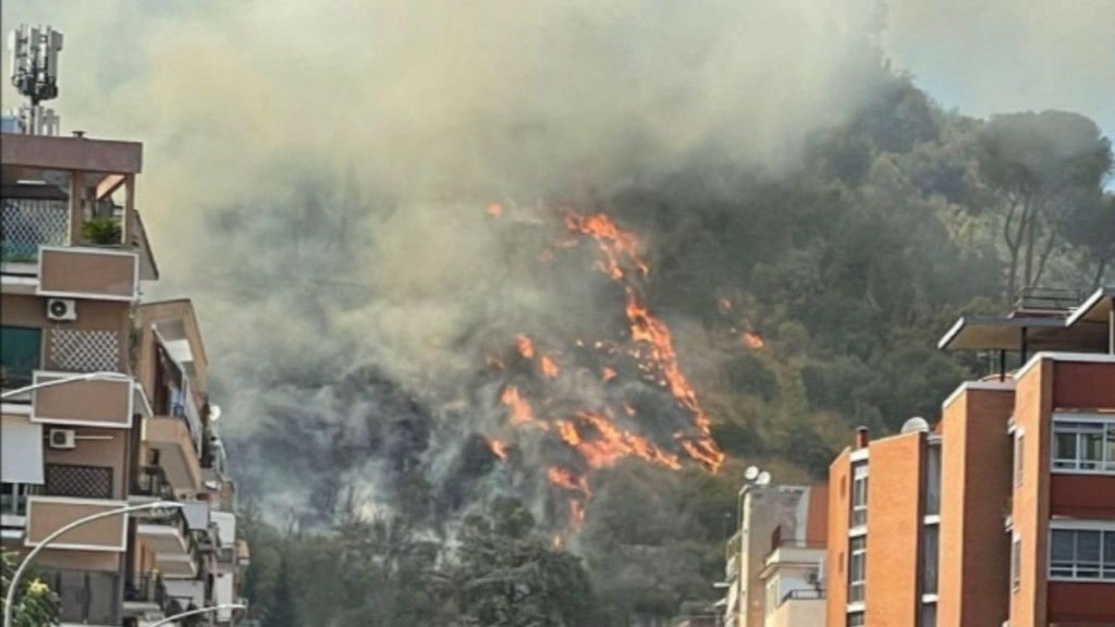Μεγάλη φωτιά κοντά σε στούντιο της Rai στη Ρώμη (pics&vid)