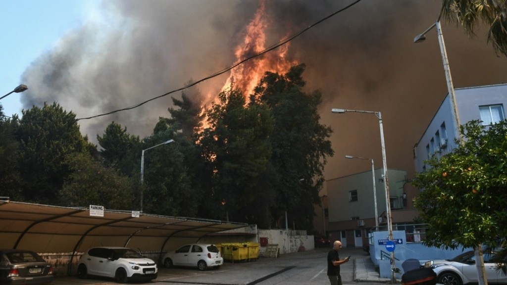 Φωτιά στην Πάτρα: Χωρίς ενεργό μέτωπο μέσα σε 2 ώρες – Εκκενώθηκαν ιδρύματα και το Καραμανδάνειο