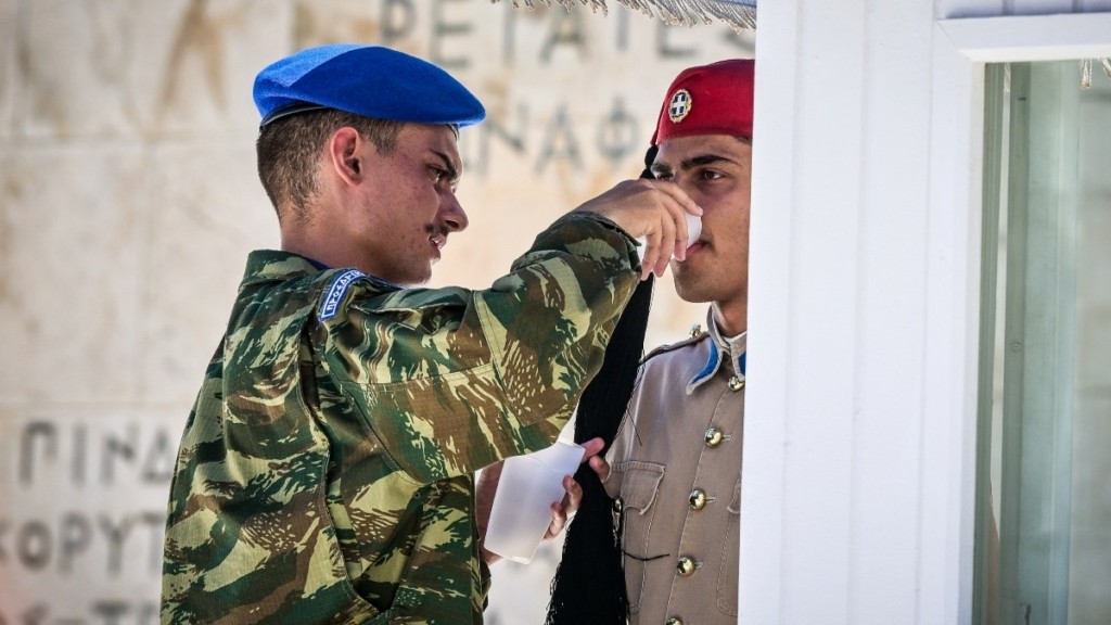 O καύσωνας λιώνει τους Εύζωνες – Τους δροσίζουν οι συνάδελφοι τους (pics)