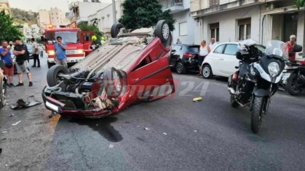 Τρελή πορεία από αυτοκίνητο στην Πάτρα – Έπεσε πάνω σε σταθμευμένα οχήματα και τούμπαρε