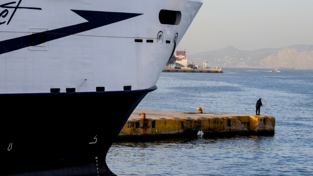 Συναγερμός στο λιμάνι του Πειραιά – 49χρονος έπεσε στη θάλασσα
