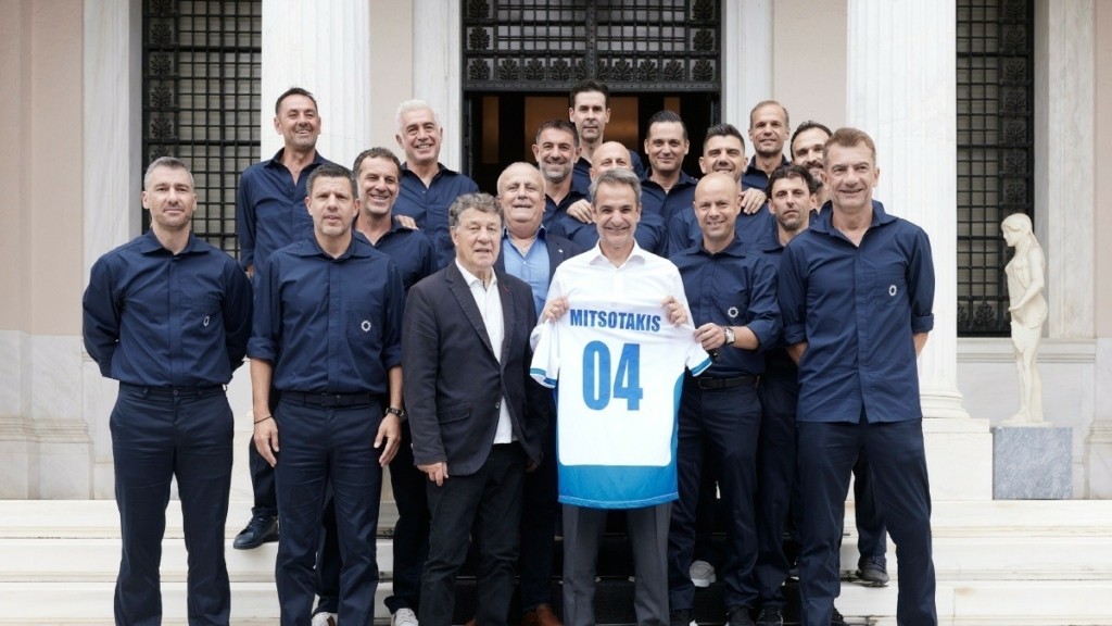 Συνάντησε τους «Legends» του 2004 ο πρωθυπουργός Κυριάκος Μητσοτάκης 20 χρόνια μετά το έπος της Πορτογαλίας