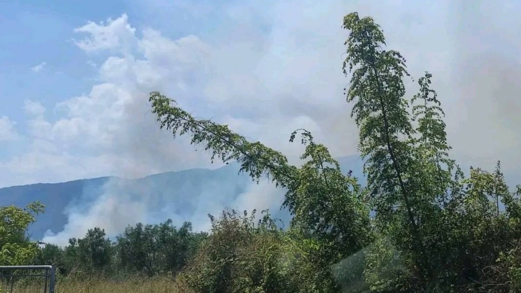 Υπό μερικό έλεγχο η φωτιά στην Πλάκα Λιτοχώρου