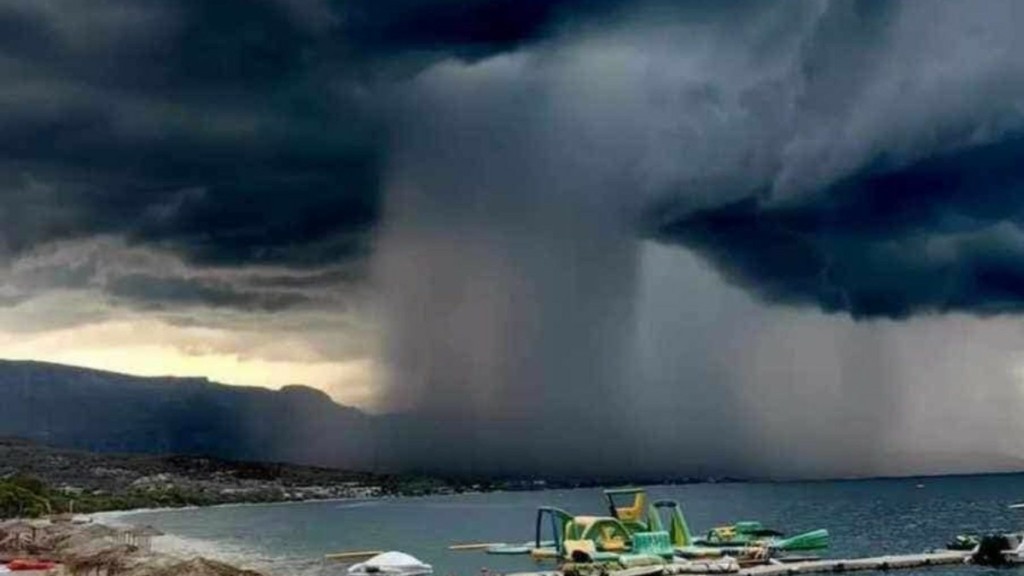 Η κακοκαιρία σχημάτισε βροχοκουρτίνα στους Αγίους Θεοδώρους